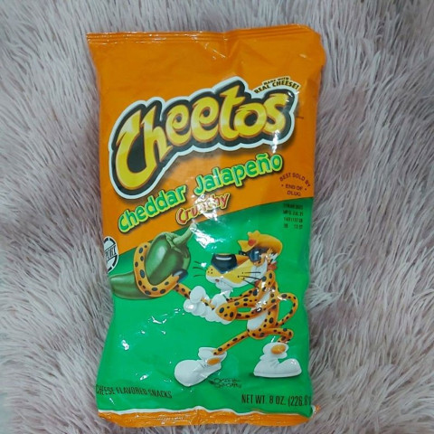 Snack phô mai ớt Cheetos Cheddar Jalapeno Crunchy 226.8g